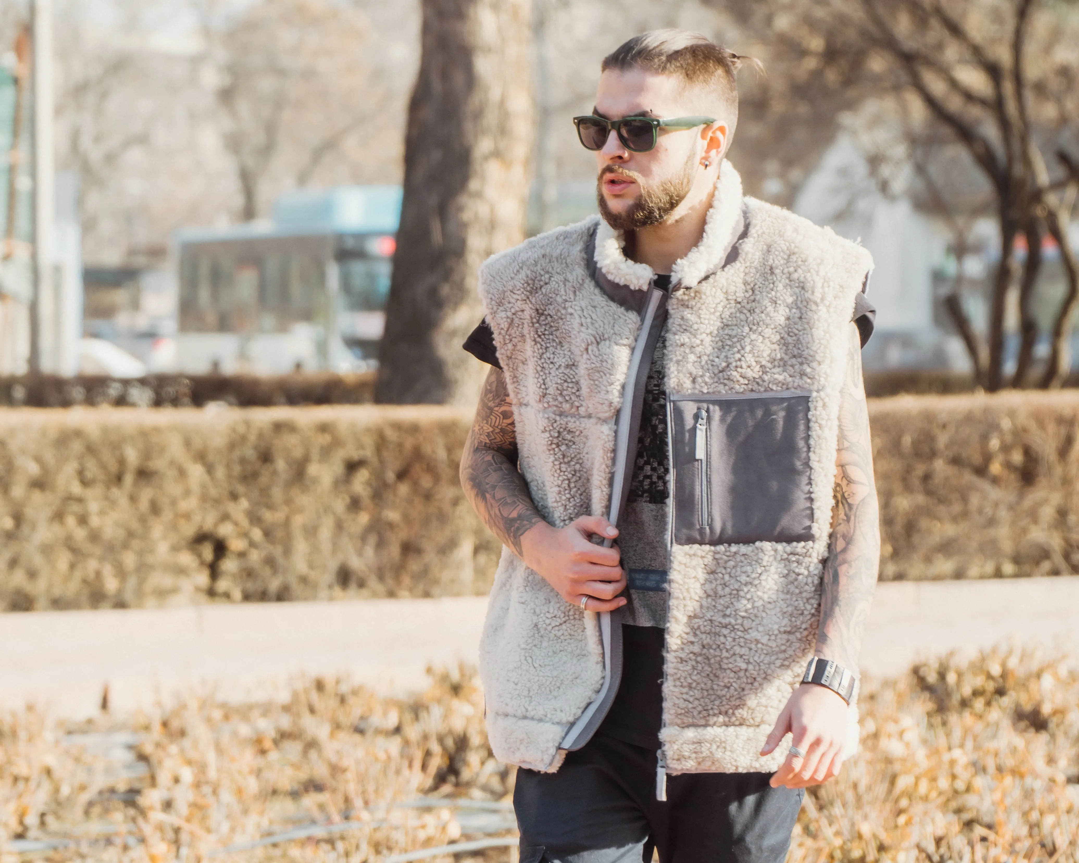 Soft Beige Sheepskin Vest, Collar-Exposed Wool Seams, Lightweight And Warm Sleeveless Jacket,Sustainable Clothing,Zipper Closure And Pockets